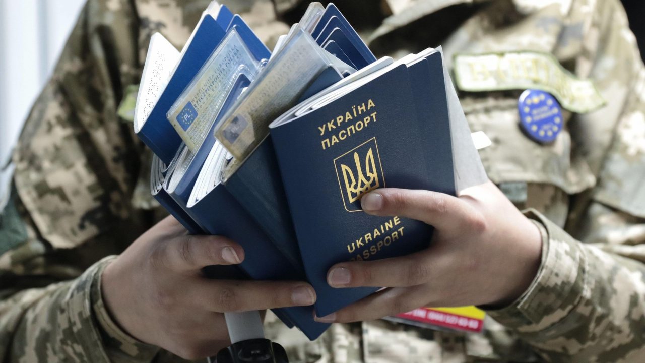 https://myslpolska.info/wp-content/uploads/2022/09/ukrainskie-paszporty-1280x720.jpg
