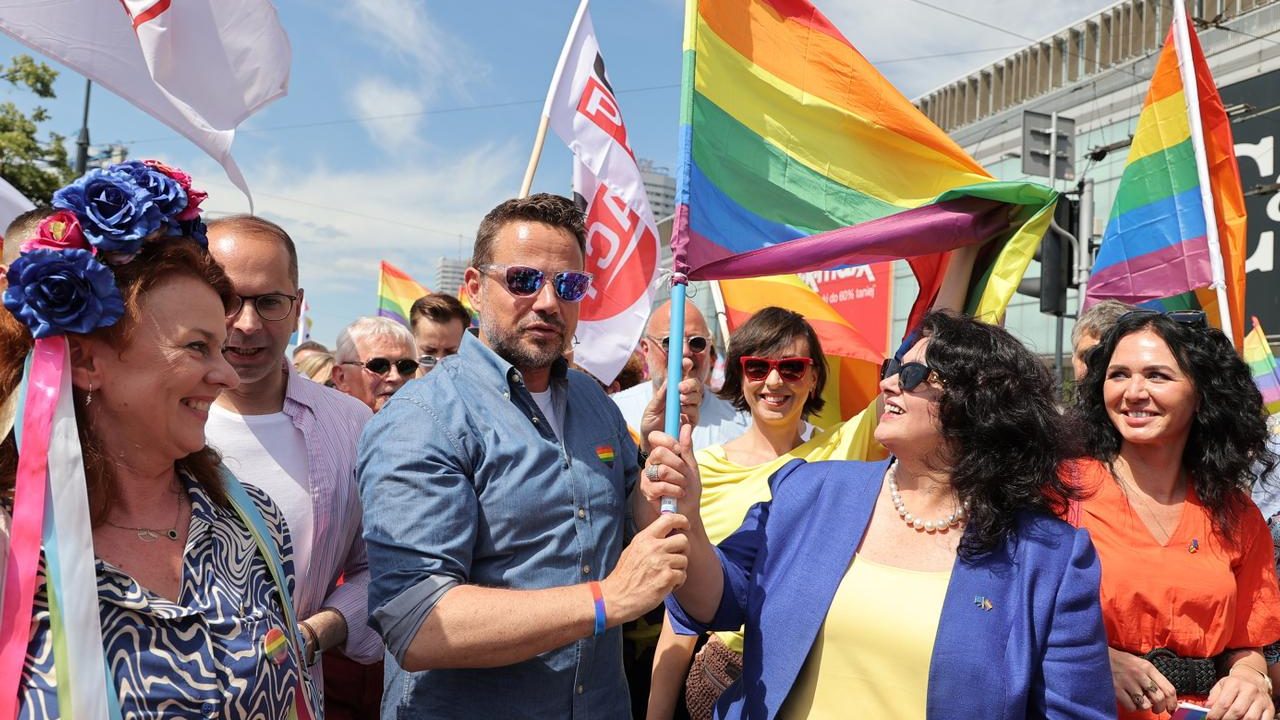 https://myslpolska.info/wp-content/uploads/2025/05/gf-1idJ-9C2z-6rXt_rafal-trzaskowski-na-paradzie-rownosci-warszawa-jest-dla-wszystkich-1280x960-1-1280x720.jpg