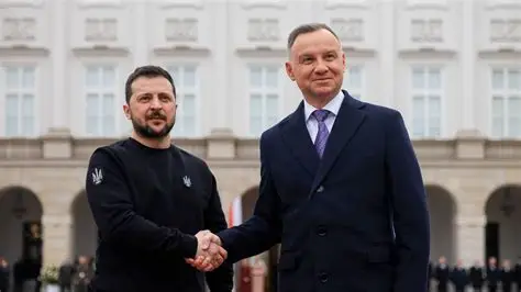 PiS-owiec ubrał się w ornat i ogonem na mszę dzwoni …