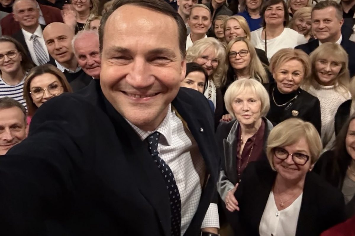 Wyreżyserowany spektakl i polityczna tresura