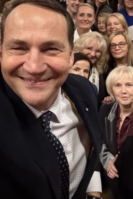 Wyreżyserowany spektakl i polityczna tresura