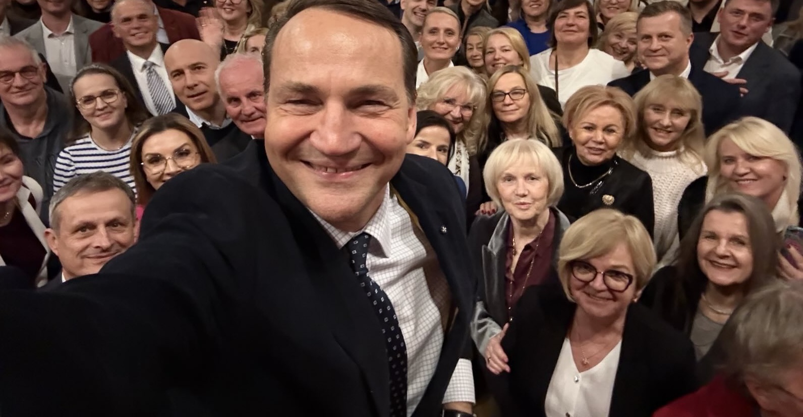 Wyreżyserowany spektakl i polityczna tresura