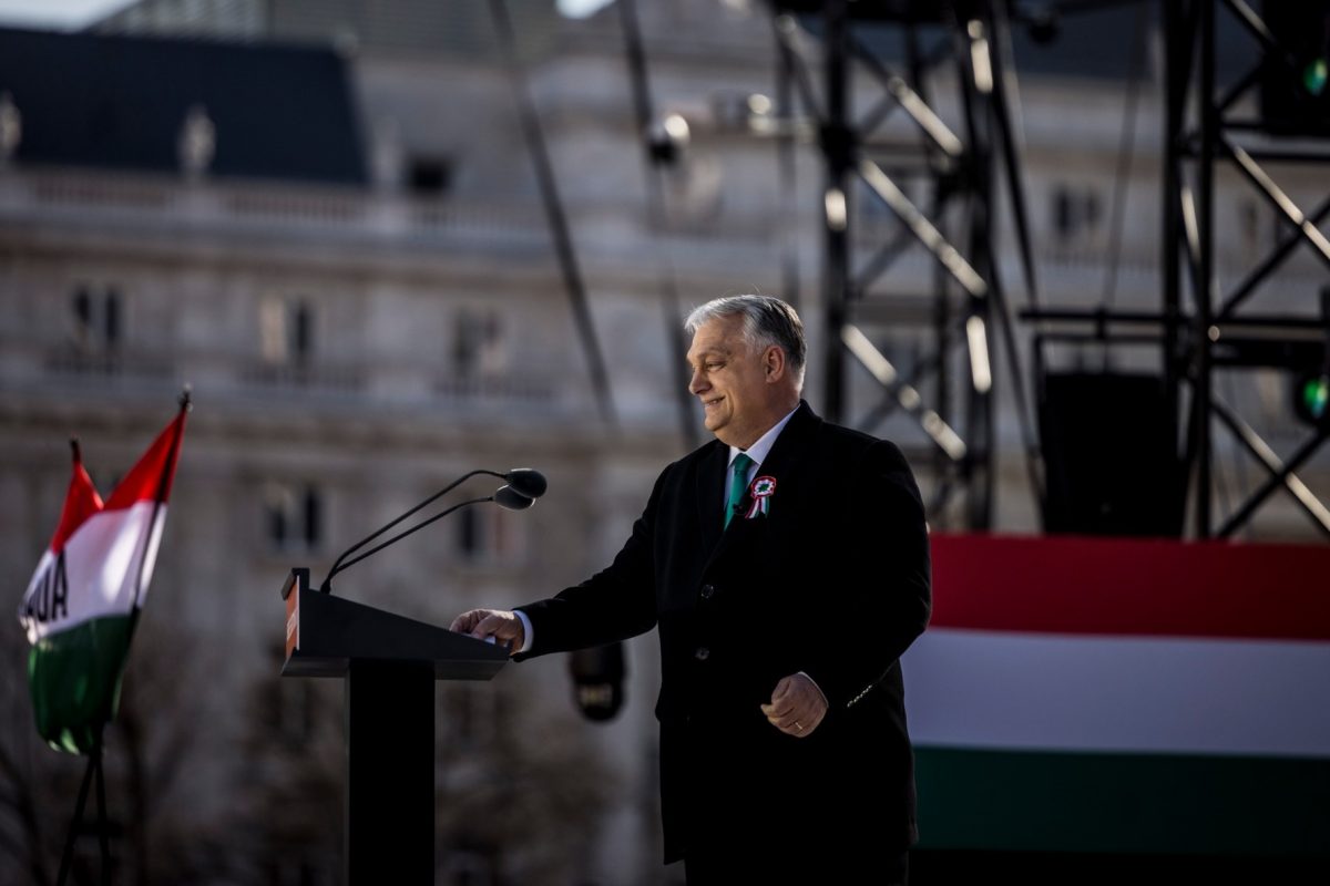 Porażka Viktora Orbána a sens demokracji nieliberalnej