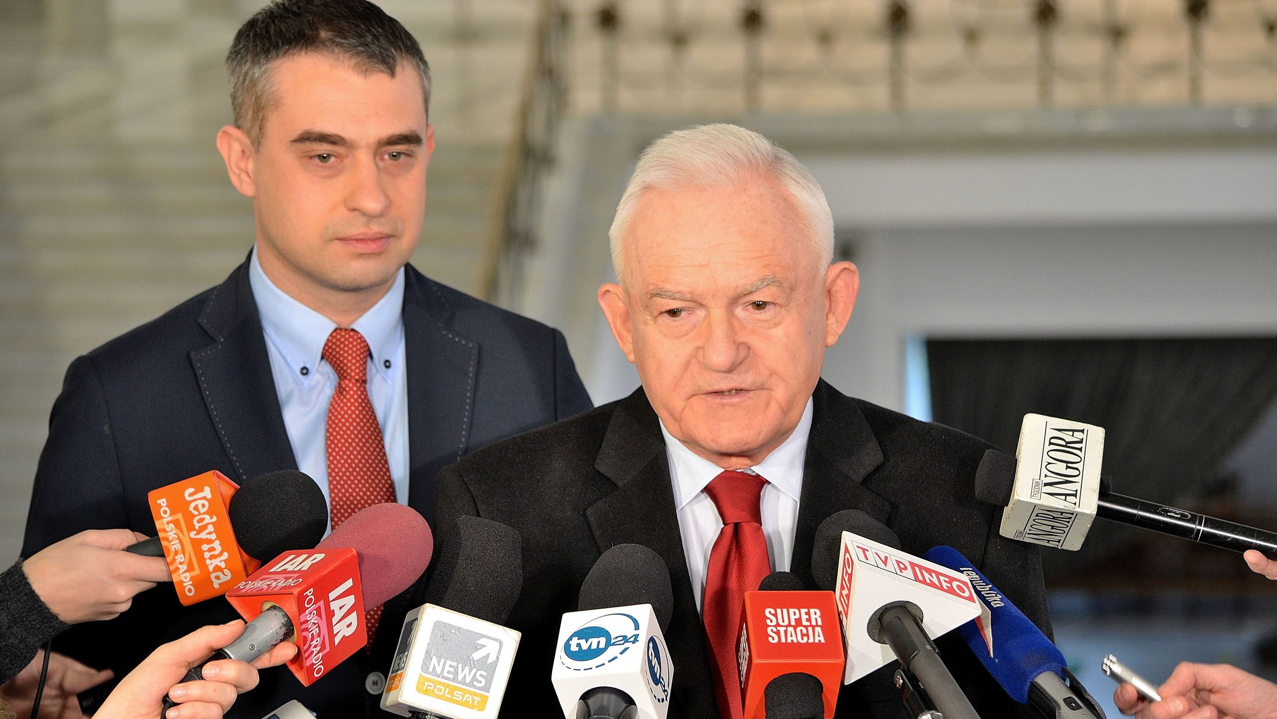 Miller: Podwójne standardy mediów i władz RP